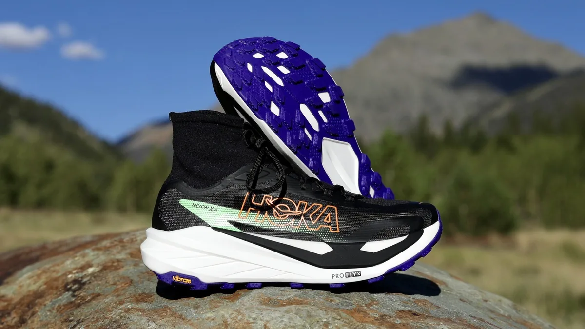 Hoka Tecton X 4: трейловые кроссовки с карбоном и гетрой за 275 долларов