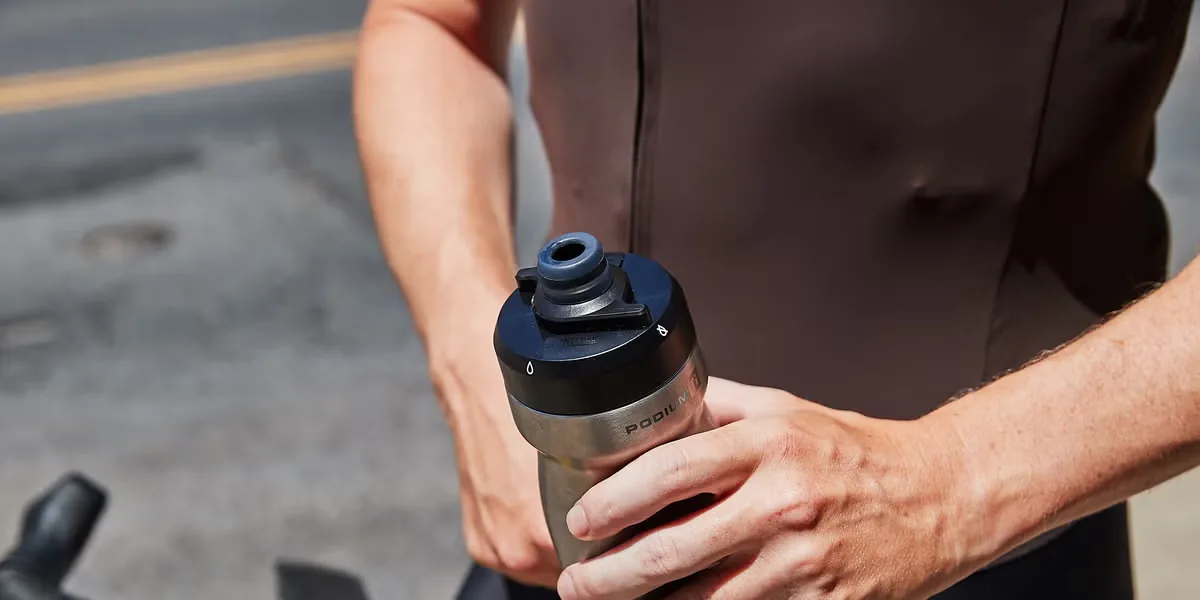 Изолированная бутылка CamelBak сохранила воду холодной в жару за 100 градусов