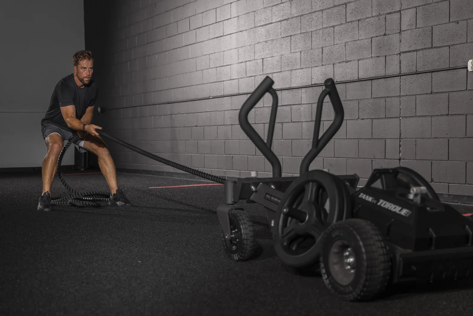 Torque Fitness представила санки TANK SX и пригласила Адама Тилена